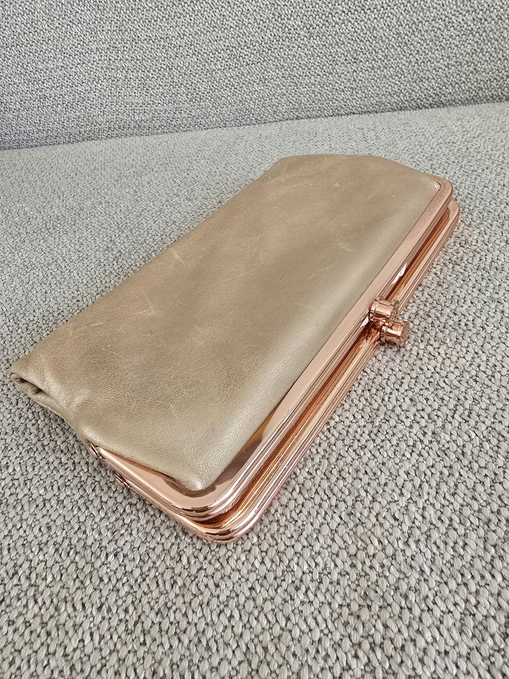 HOBO Double Kisslock Clutch Wallet - Shimmer Pearl Pink / Rose Gold Hardware - Picture 4 of 9